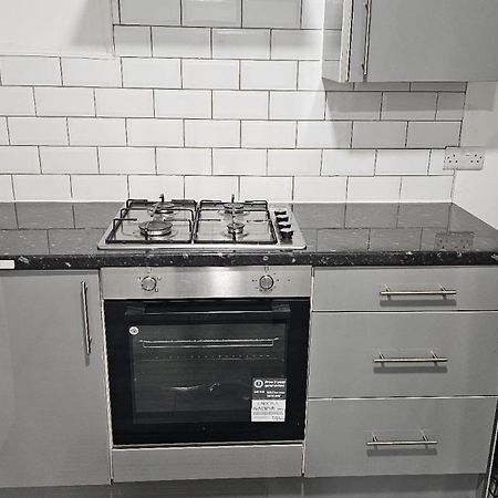 Spacious Double Bedroom With Private Toilet And Shared Kitchen With On Premesis Parking 奥尔德伯里 外观 照片