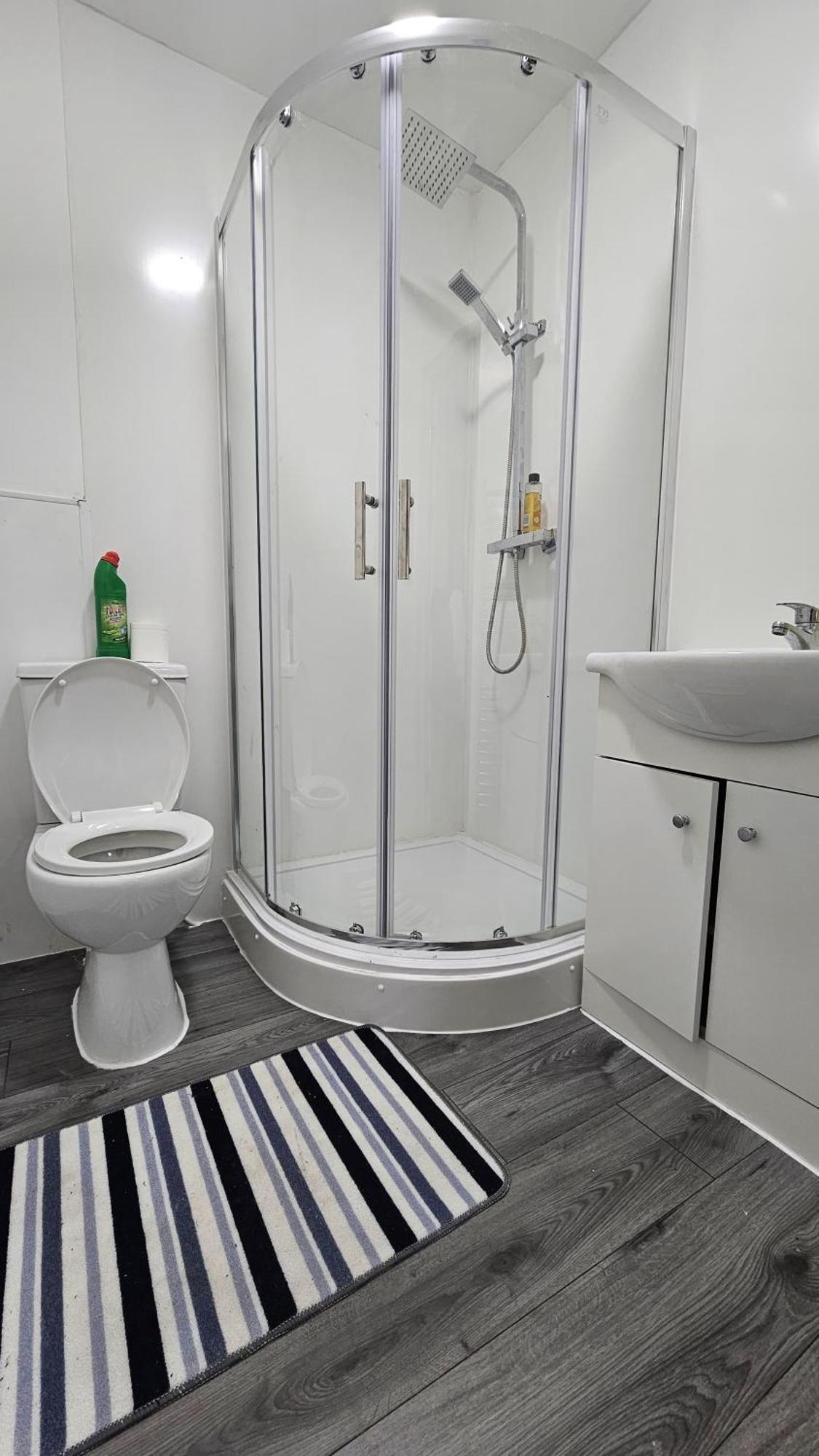 Spacious Double Bedroom With Private Toilet And Shared Kitchen With On Premesis Parking 奥尔德伯里 外观 照片