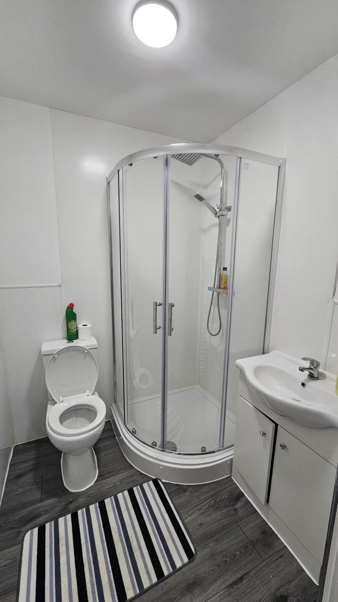 Spacious Double Bedroom With Private Toilet And Shared Kitchen With On Premesis Parking 奥尔德伯里 外观 照片