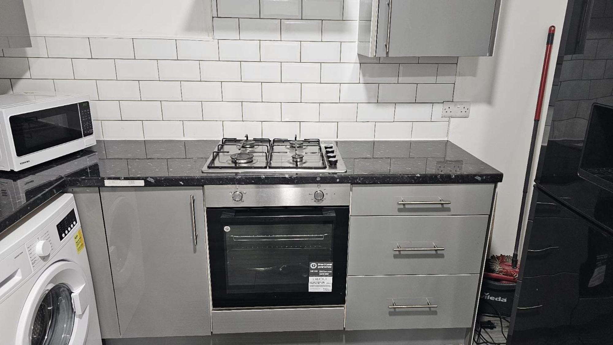 Spacious Double Bedroom With Private Toilet And Shared Kitchen With On Premesis Parking 奥尔德伯里 外观 照片