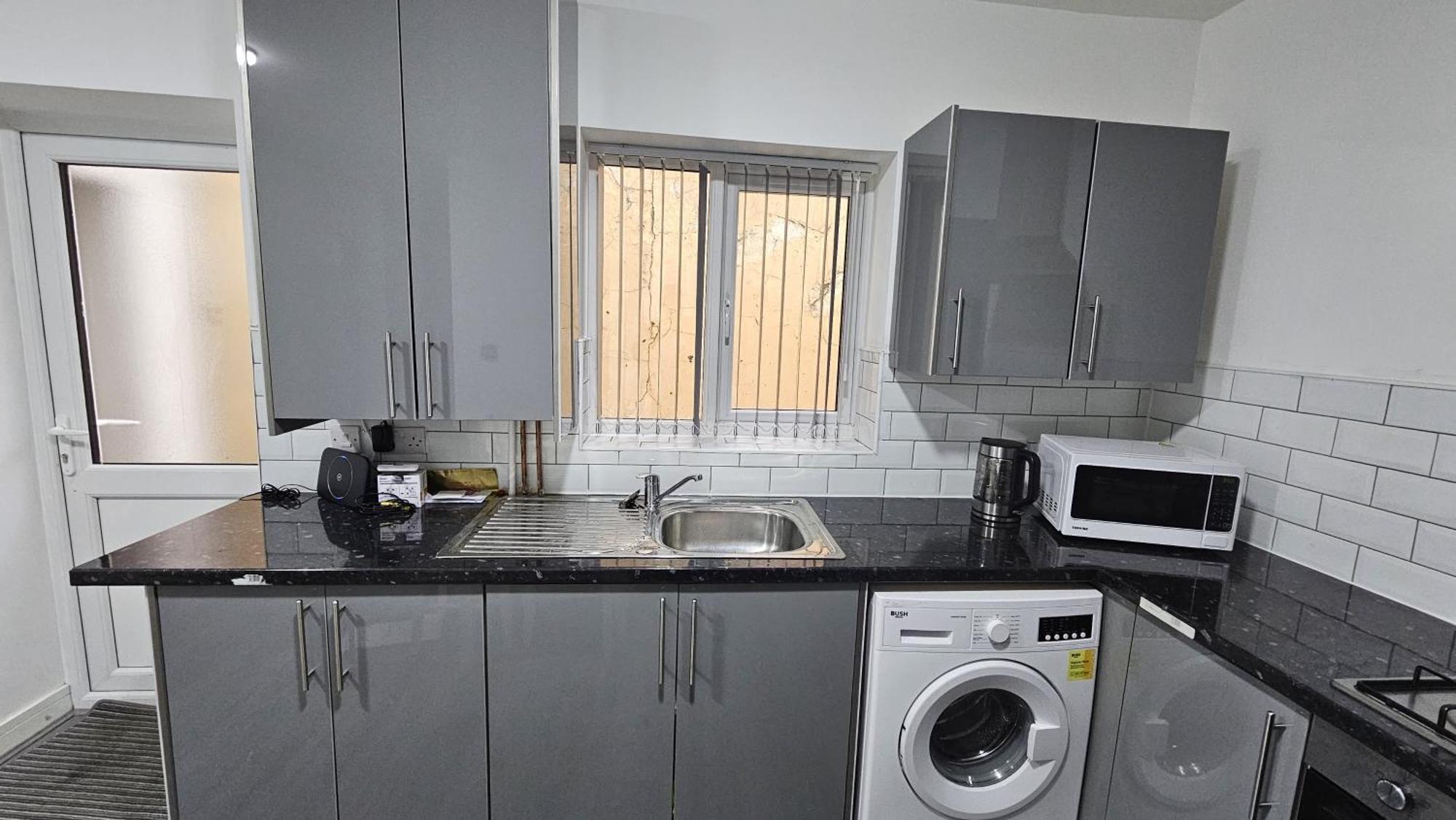 Spacious Double Bedroom With Private Toilet And Shared Kitchen With On Premesis Parking 奥尔德伯里 外观 照片