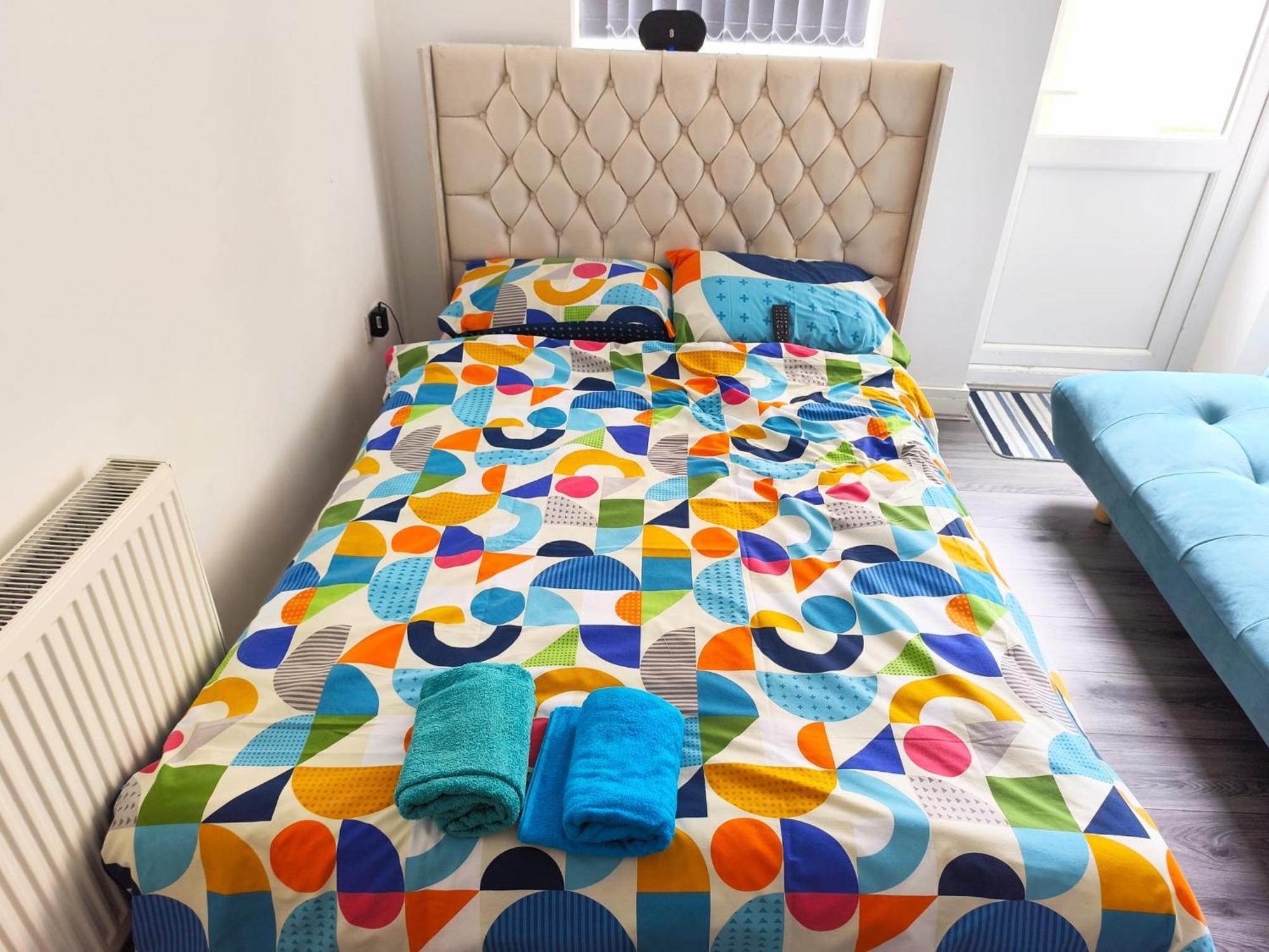 Spacious Double Bedroom With Private Toilet And Shared Kitchen With On Premesis Parking 奥尔德伯里 外观 照片